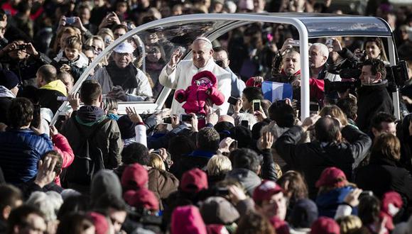 Papa Francisco invitó a un párroco argentino a que suba a su 'papamovil'