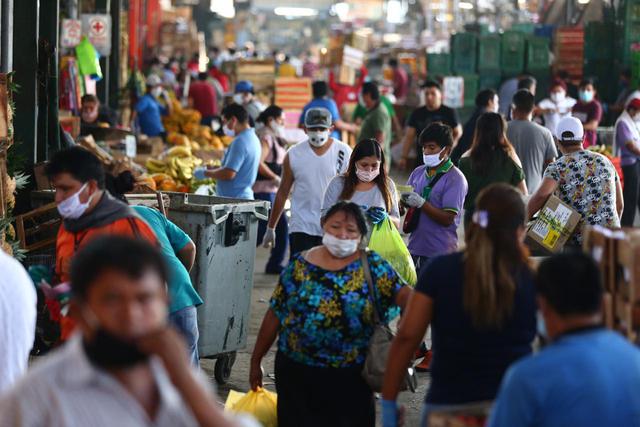 Un recorrido realizado por el Mercado de Frutas, situado en el distrito de La Victoria, se muestra la presencia de varias mujeres, de diversas edades, transitando por el establecimiento o en los exteriores. (Foto: HugoCurotto/GEC)