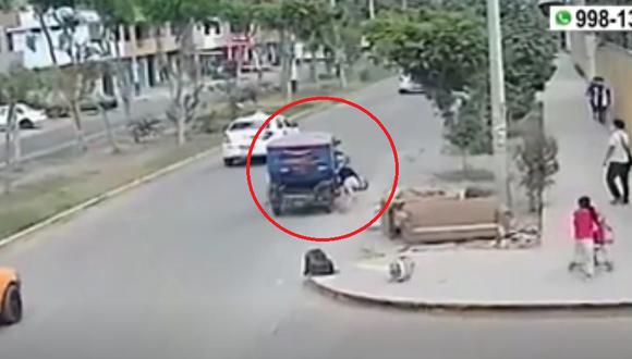 En Los Olivos, delincuentes a bordo de un mototaxi arrastraron a una joven para robarle su celular. (Captura: América Noticias)