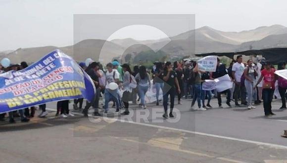 Cañete: Universitario bloquean la Panamericana Sur y se enfrentan a la Policía 