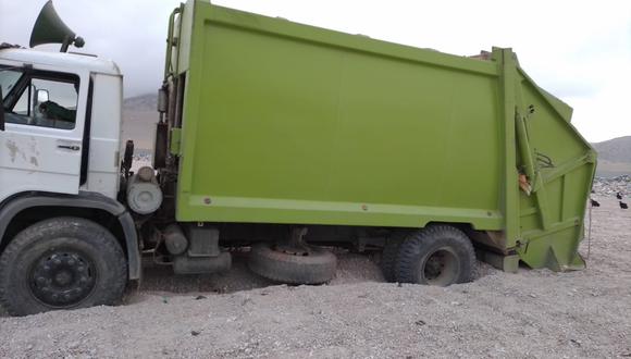 Compactadora de la Municipalidad Distrital de La Victoria se hunde en celda transitoria de Chiclayo.