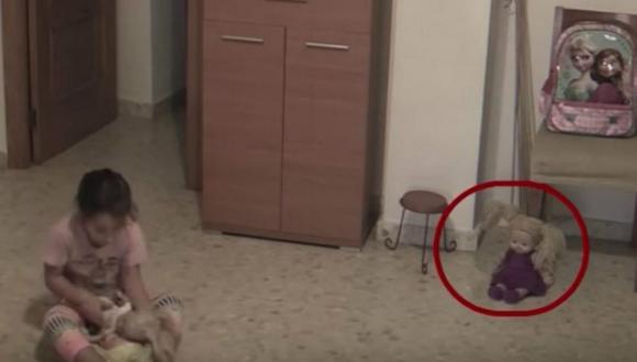 Italia: video casero muestra a muñeca diabólica moviéndose detrás de niña (VIDEO)