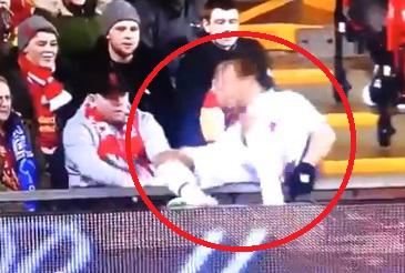 Jugador cae a tribuna e hinchas no lo auxilian