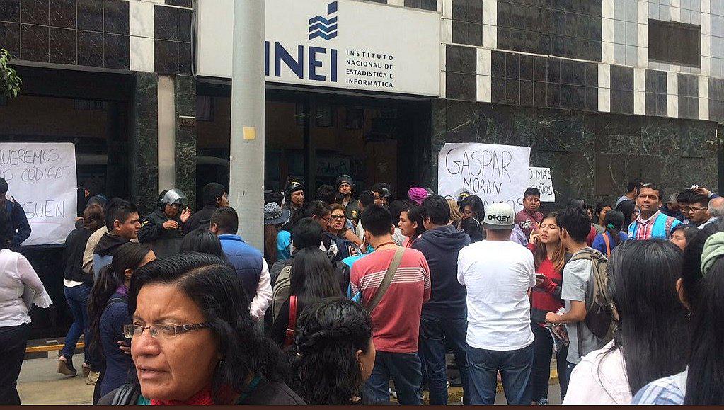 Jefes de zona del Censo 2017 reclaman pago de sus servicios ante sede del INEI (VIDEO)