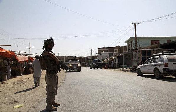 Afganistán: ​Los talibanes matan a 13 viajeros y secuestran a otros 200