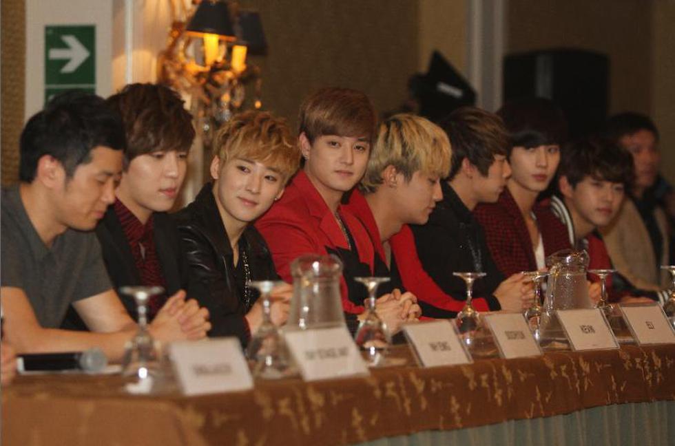 FOTOS: Fanáticas de U-Kiss se congregan en exteriores del Sheraton