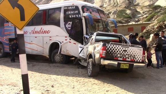 Choque frontal entre camioneta y ómnibus deja un muerto en vía Pativilca-Huaraz 