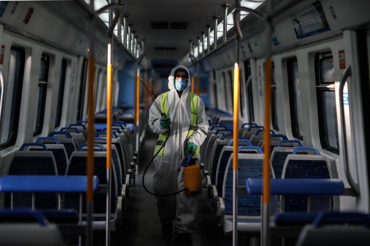 Trabajadores realizan labores de desinfección este lunes en la Estación Ferroviaria de Constitución en la ciudad de Buenos Aires (Argentina). (EFE/Juan Ignacio Roncoroni).