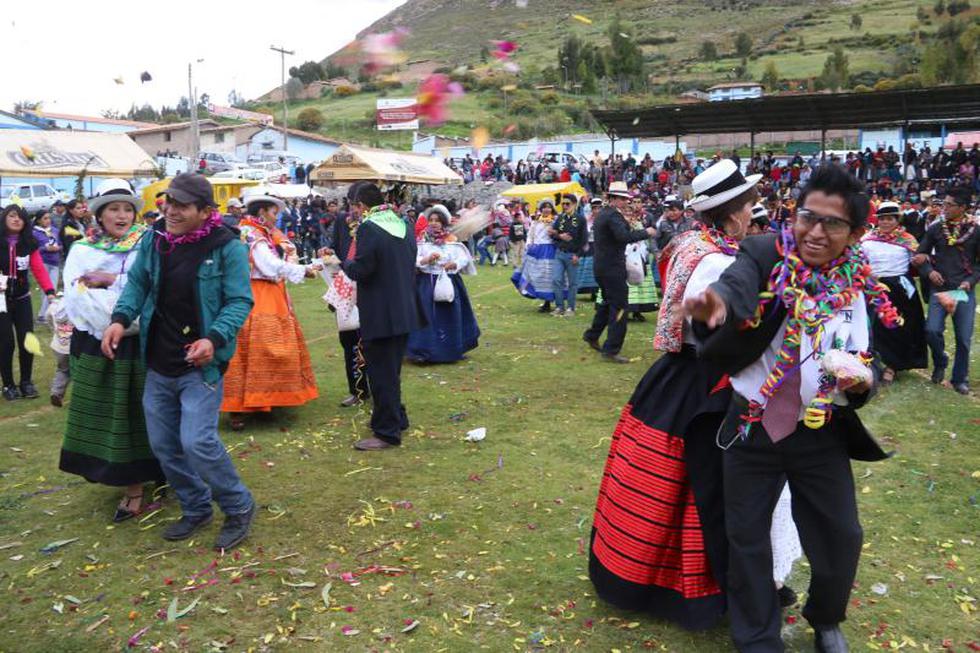 Vea la singular batalla de las Flores en Paccha (FOTOS)