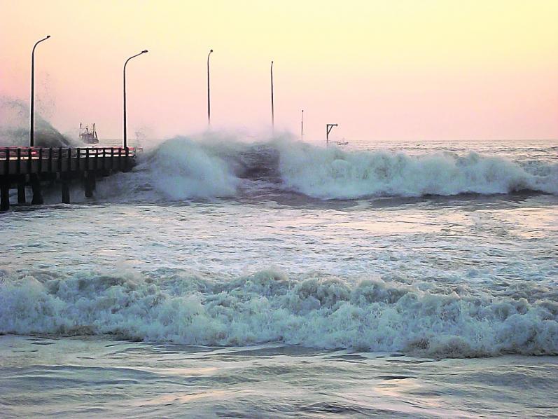 Fuerte oleaje alarma a vecinos