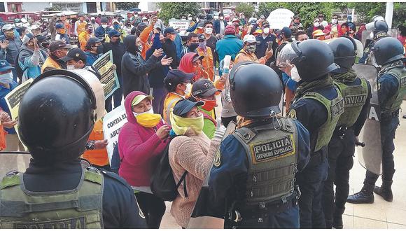 Lambayeque: Obreros acatan paro por recorte de sueldo