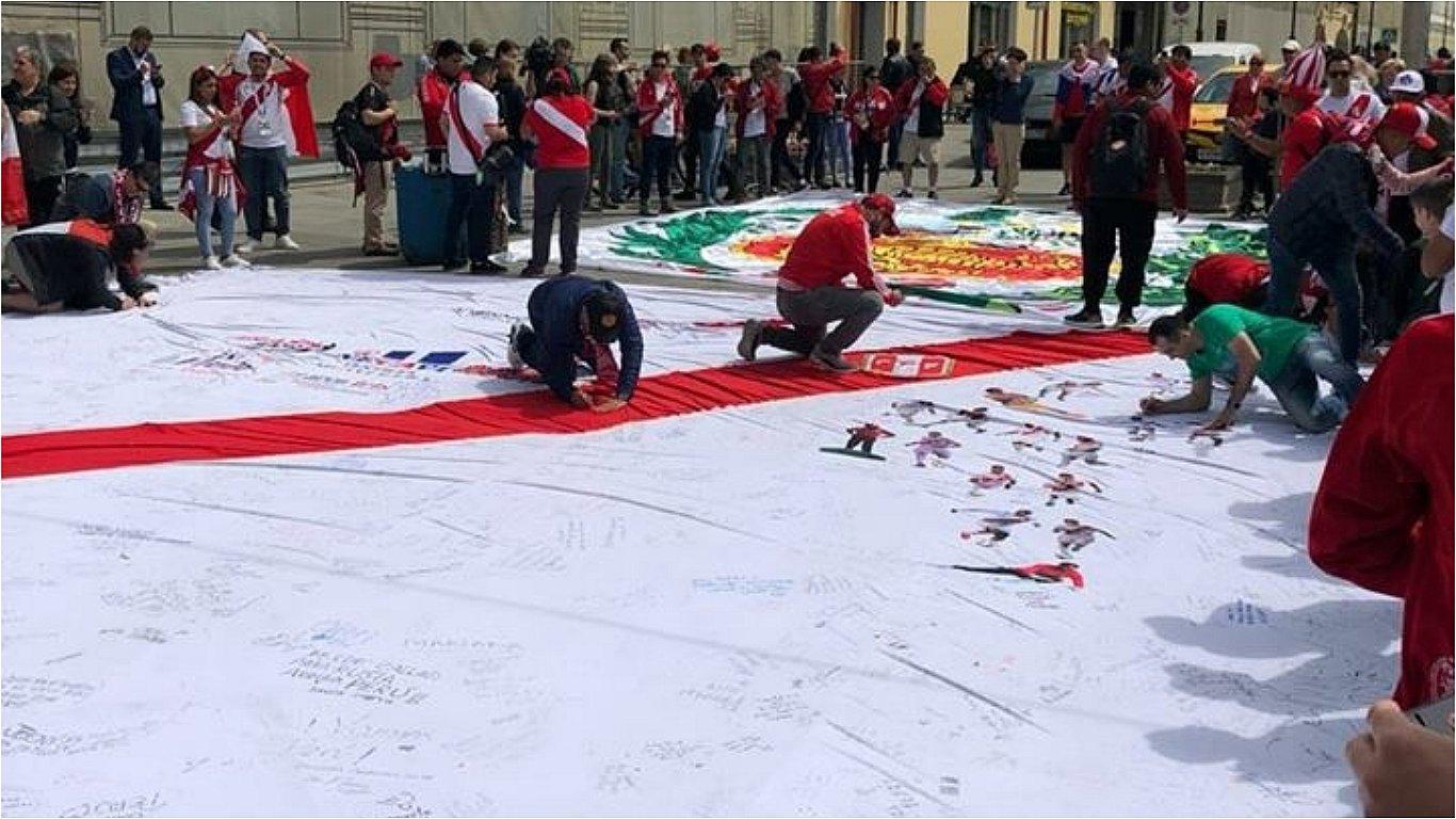 Camiseta gigante de la Selección Nacional se pasea por Rusia (FOTO)