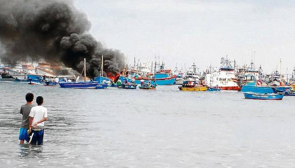 Tres embarcaciones se incendian en el mar de Paita (VIDEO)