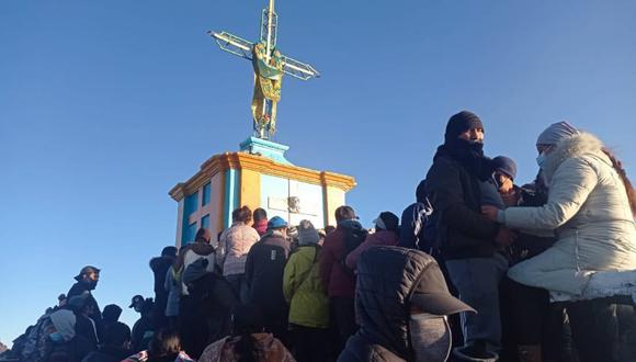 Cientos de personas acudieron a los cerros en diferentes localidades para conmemorar la crucifixión. Puno. Foto/Difusión.