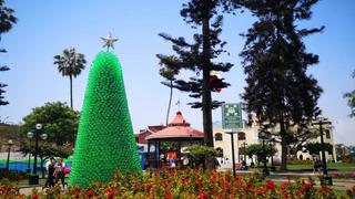 Elaboran árboles navideños con botellas y tapas de plástico en Surco (FOTOS)