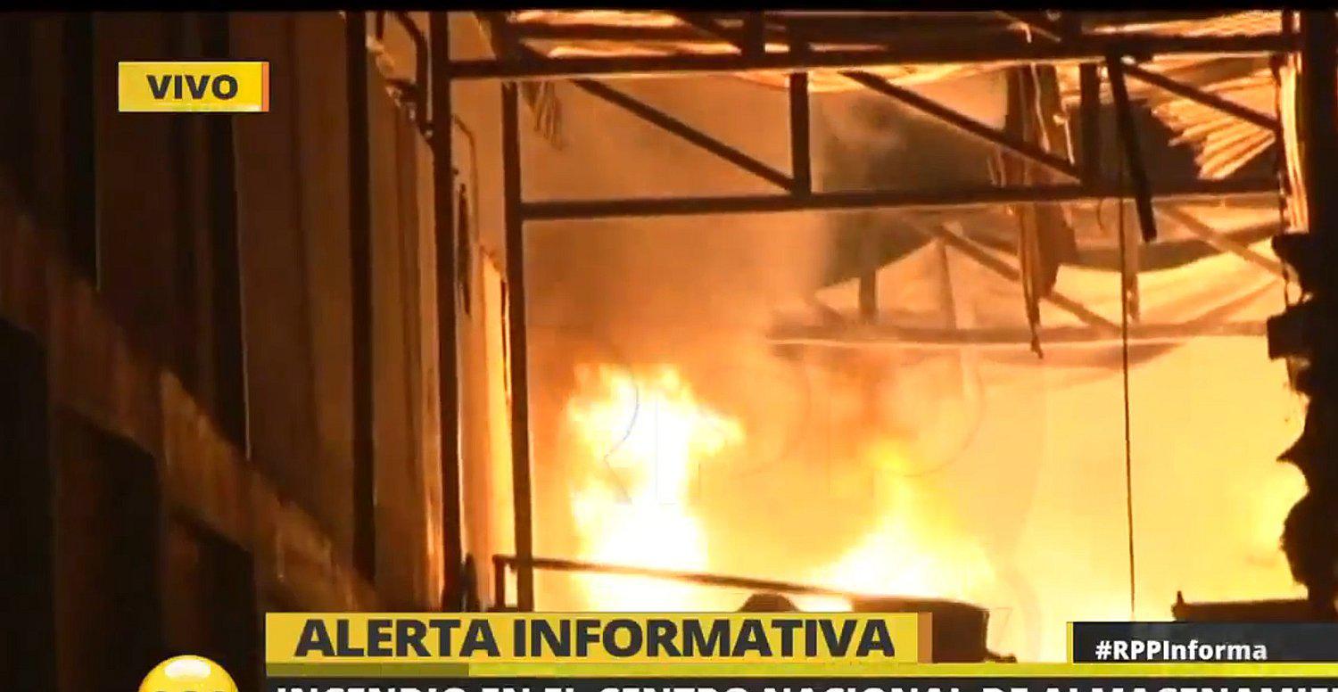 Incendio en El Agustino se extendió a almacen del Minsa