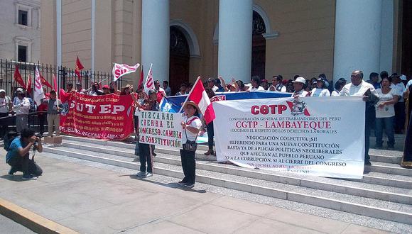 Profesores huelguistas y la CGTP toman atrio de la Catedral para protestar (VIDEO)