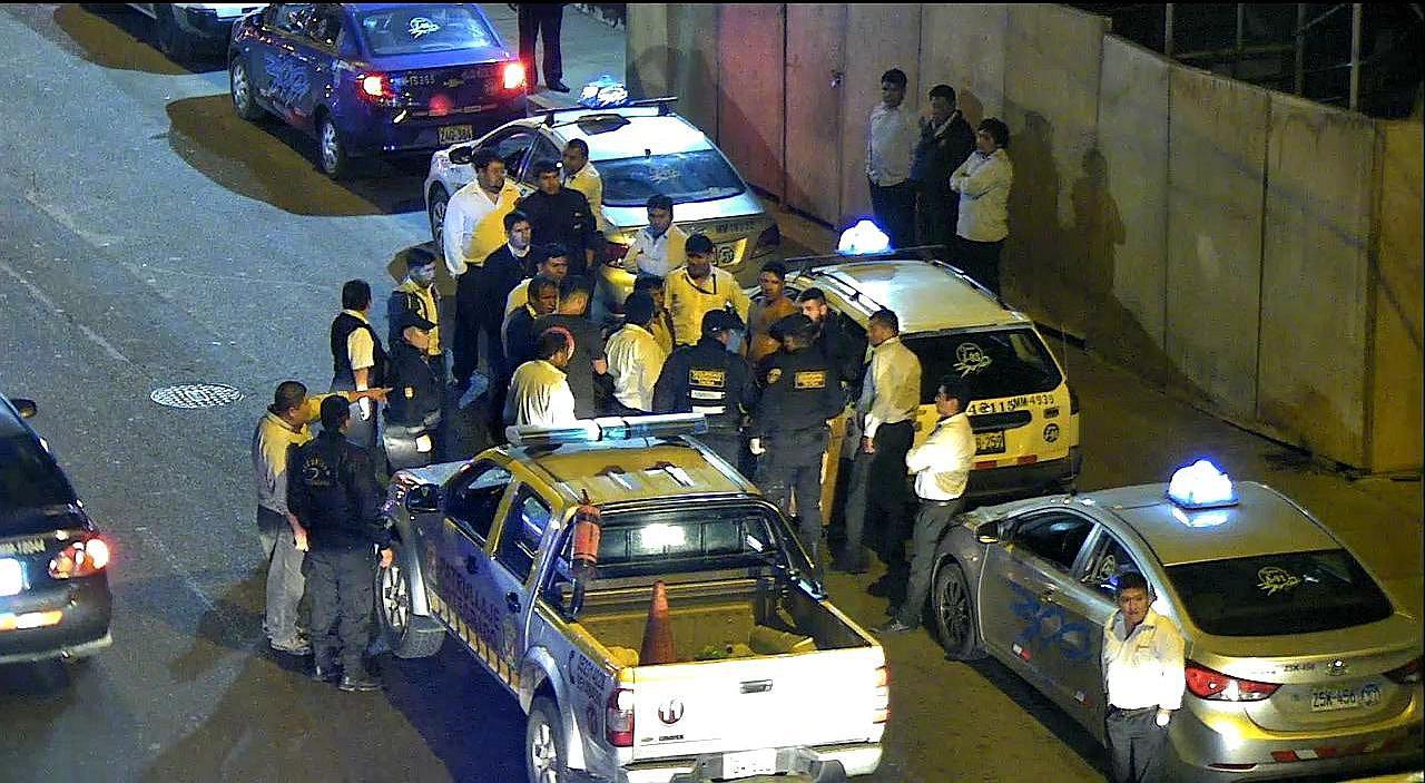 Chilenos se agarran a golpes en la calle y malogran un vehículo en la Av. Leguía