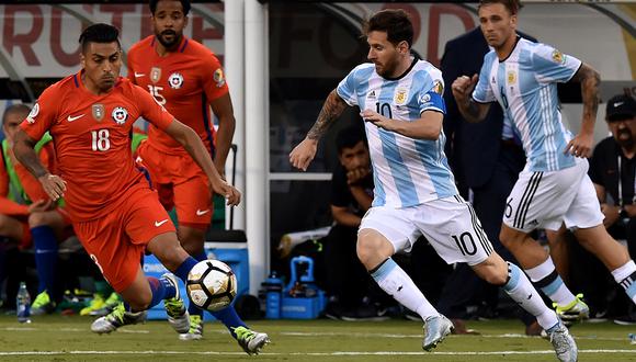 Argentina vs. Chile: se ven las caras en el estadio Único Madre de Ciudades por las Eliminatorias rumbo a Qatar 2022. (Foto: AFP)