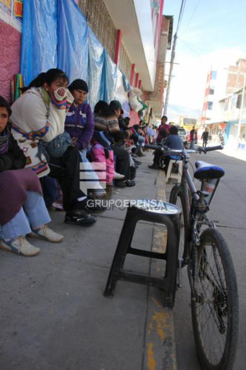 Padres de familia hacen cola en colegio durante 4 días seguidos