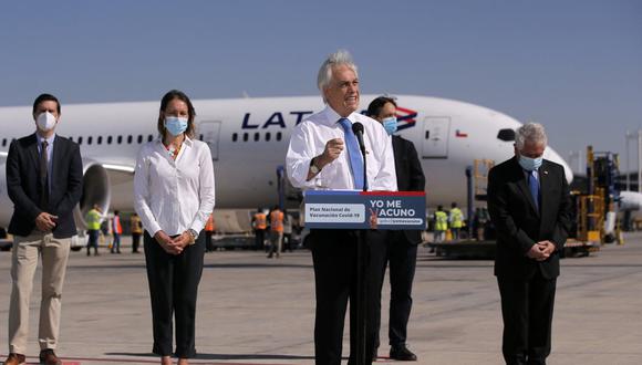 El presidente de Chile, Sebastián Piñera, habla tras la llegada de casi 2 millones de dosis de la vacuna CoronaVac desarrollada por Sinovac al Aeropuerto Internacional de Santiago el 28 de enero de 2021. (Fpto: JAVIER TORRES / AFP)