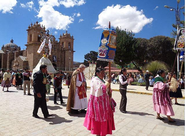 Veneran a las crucesde Kolqueparque en Ayaviri