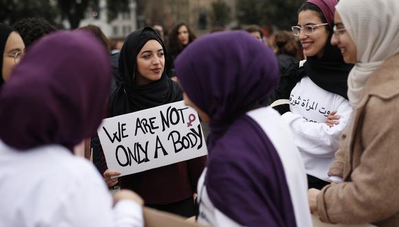 Un grupo de mujeres que usan hiyab sostienen pancartas mientras protestan durante una huelga de un día para defender los derechos de las mujeres en el Día Internacional de la Mujer. (Foto de Pau Barrena / AFP)