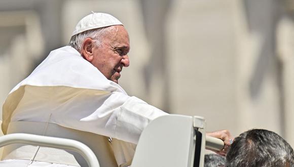 El Papa Francisco sale en el carro del papamóvil al final de la audiencia general semanal el 8 de junio de 2022 en la Plaza de San Pedro en el Vaticano. (Foto de Alberto PIZZOLI / AFP)