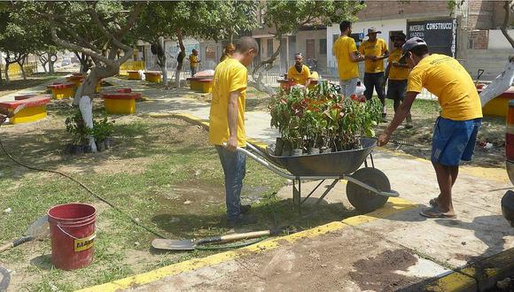 Grall entregó plantones y tierra a organización de voluntariado “Los Topos”
