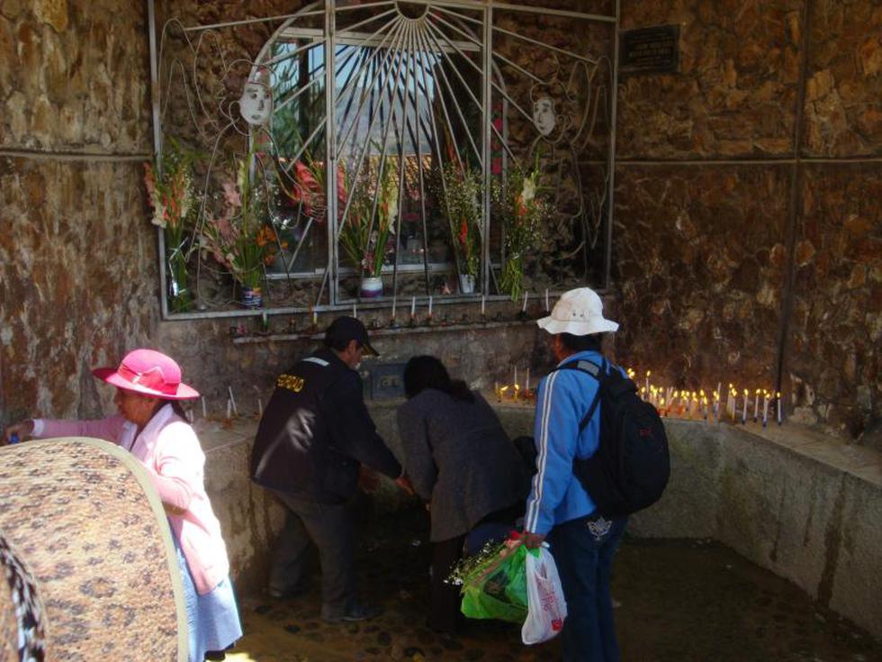 Largas colas por agua de la virgen del Cocharcas (FOTOS)