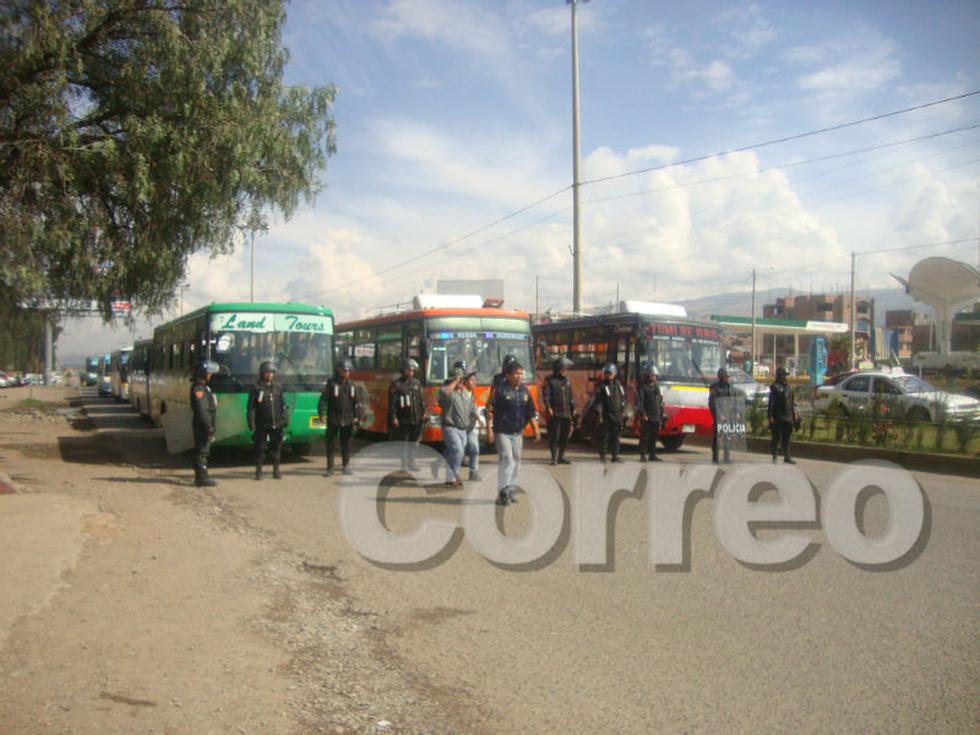 "Acorralan" a transportistas impidiéndoles el paso (VIDEO)