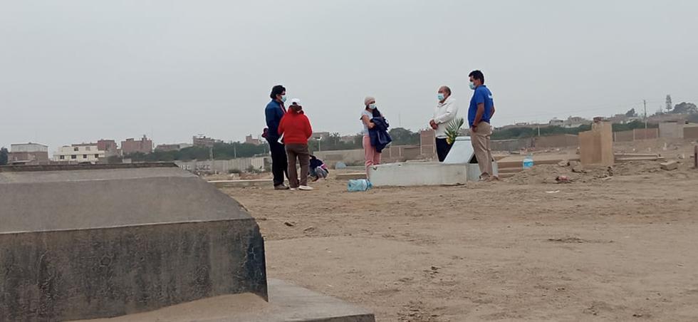 Como cada 1 de noviembre, deudos llegaron portando flores, agua e implementos para limpiar los nichos de sus seres queridos, en el Día de Todos los Santos. (Foto: Deyvi Mora)