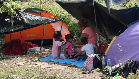 Una mujer migrante descansa con sus hijos en un campamento improvisado, hoy, en el municipio San Pedro Tapanatepec, en el estado de Oaxaca (México). (Foto EFE/ Daniel Ricárdez)