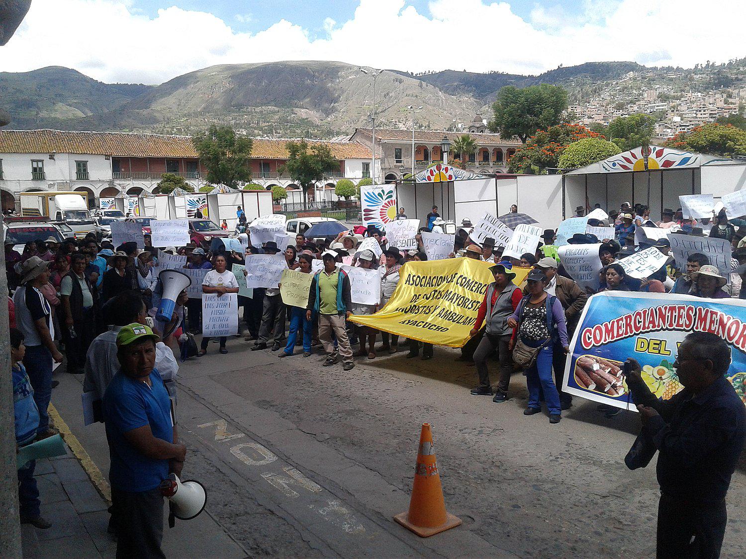Comerciantes de Nery García le restriegan actas a Aedo tras ser notificados para desalojo