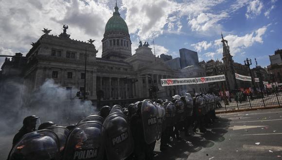La policía antidisturbios toma posición luego de que estallaron enfrentamientos durante una protesta contra el acuerdo entre el gobierno argentino y el Fondo Monetario Internacional frente al Congreso en Buenos Aires el 10 de marzo de 2022. (Foto: MARCOS BRINDICCI / AFP)