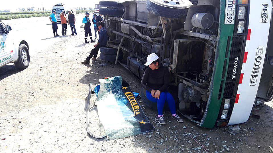Un muerto y 25 heridos en choque entre bus y coaster