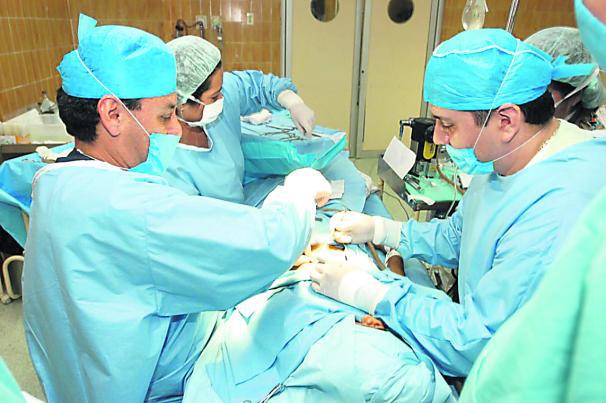 Disparan a comerciante para llevarse su auto