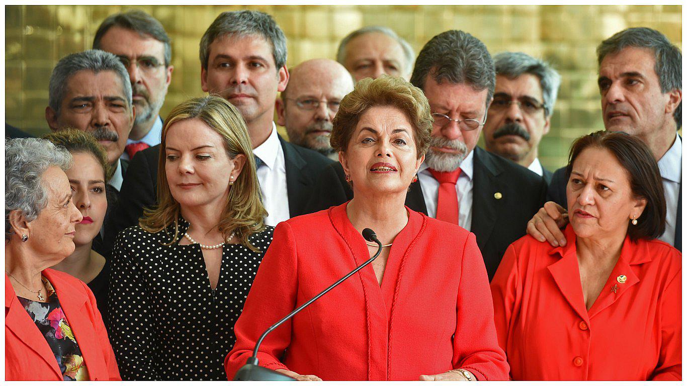Dilma ​Rousseff denuncia la consumación de un "golpe" de Estado en Brasil