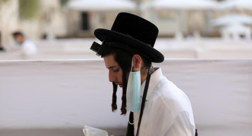 Un judío ortodoxo con máscara facial reza en la Plaza de Oración del Muro Occidental en la Ciudad Vieja de Jerusalén, Israel, el 15 de setiembre de 2020. (EFE/EPA/ABIR SULTAN).