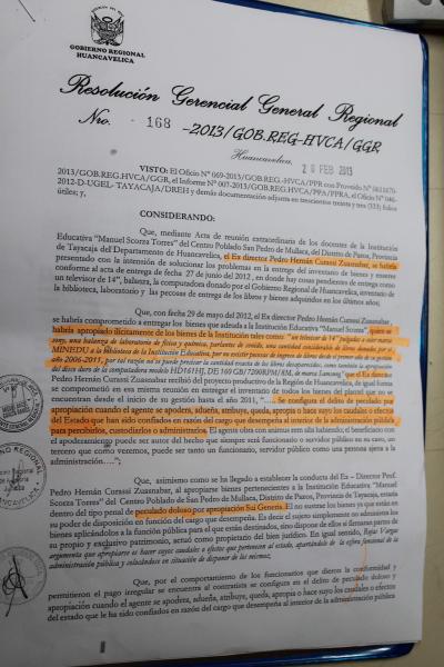 Director se apropia de material educativo