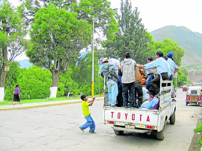 Pasajeros viajan a diario en las tolvas de las camionetas 