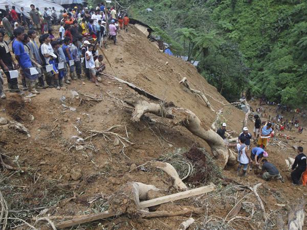 China: Aumentan a 16 los muertos por avalancha de tierra