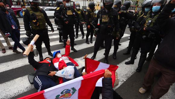 Manifestantes protestan esta mañana en la Av. Abancay cerca al Congreso de la República | Foto: Hugo Curotto/@photo.gec
