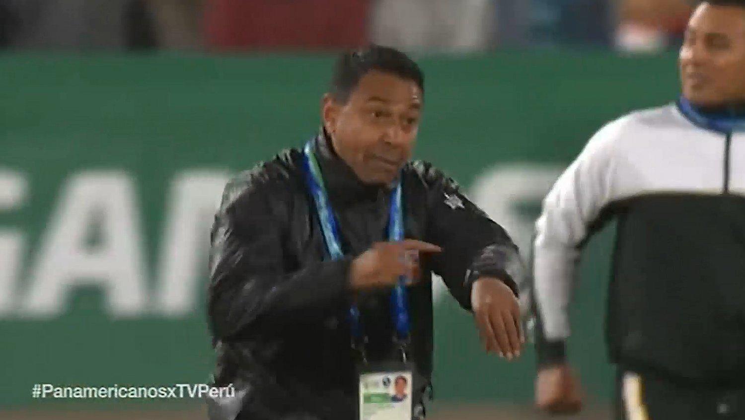 Solano y sus reclamos al árbitro chileno del Perú vs. Honduras (VIDEO)