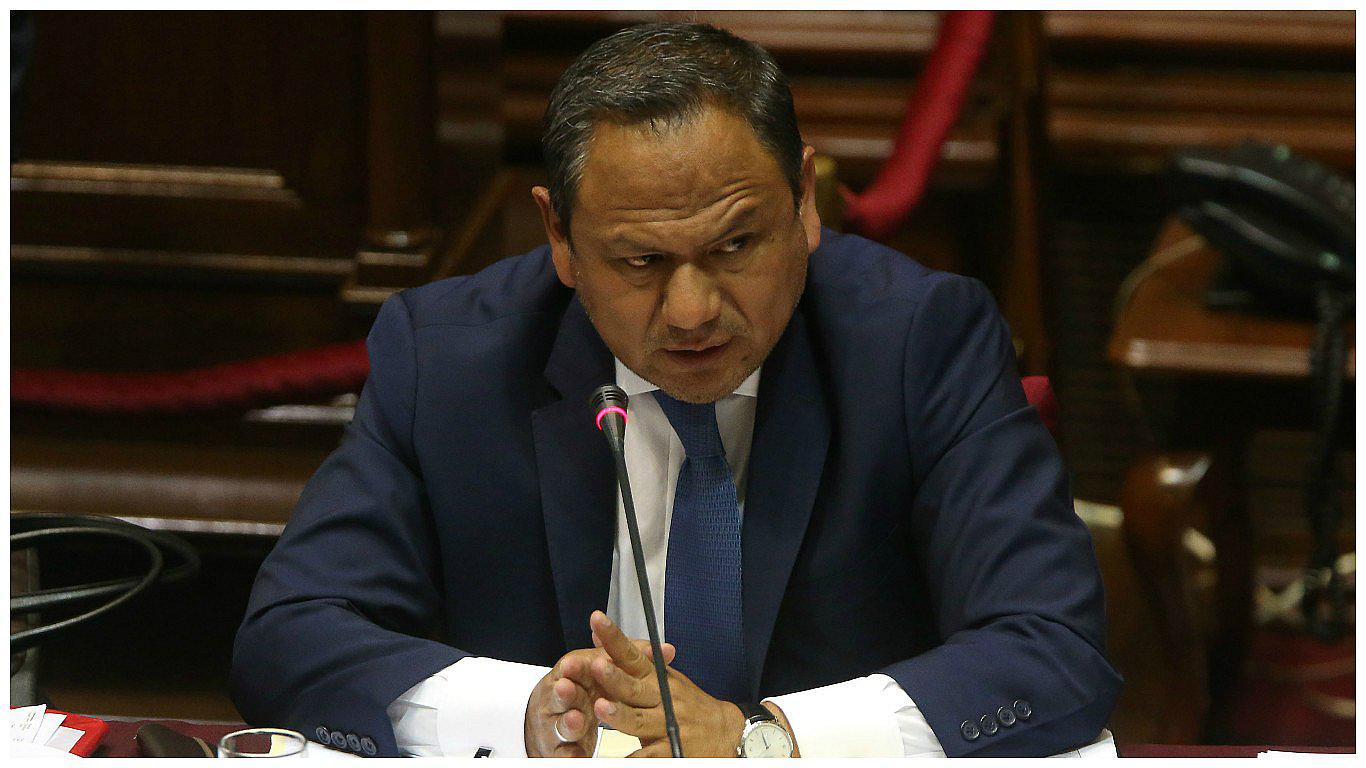 Mariano González: Exministro de Defensa es denunciado por negociación incompatible