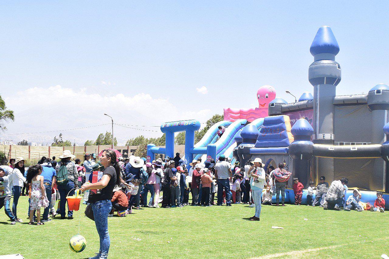 Tres municipios obsequiaron juguetes a niños de Arequipa