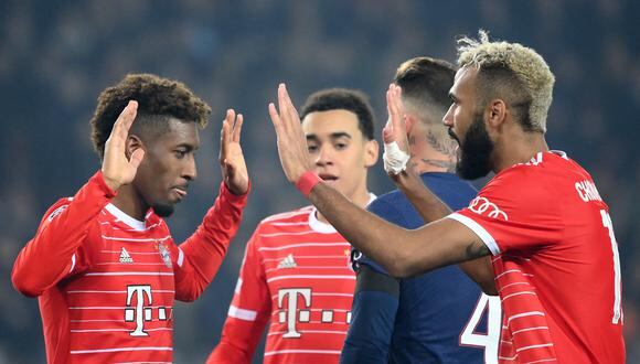 El delantero francés del Bayern de Múnich, Kingsley Coman (izquierda), celebra marcar el primer gol de su equipo durante el partido de ida de los octavos de final de la Liga de Campeones de la UEFA entre el Paris Saint-Germain (PSG), en el estadio Parc des Princes de París el febrero 14 de febrero de 2023. (Foto de FRANCK FIFE / AFP)