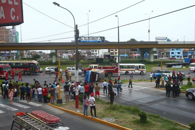 Ocho heridos deja accidente de coaster en la Av. Habich - Foto: Gonzalo Córdova
