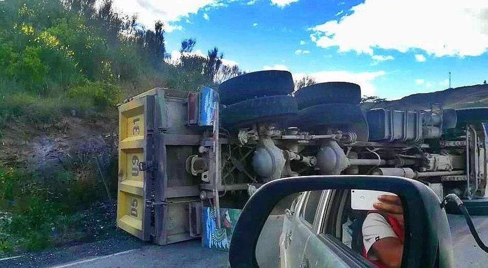 Camión con minerales vuelca en carretera a Otuzco
