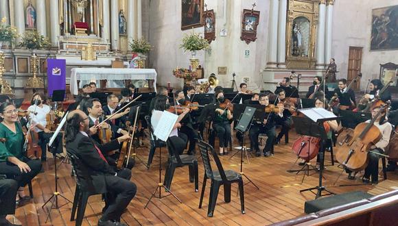 El elenco artístico está conformado por violines, violas, flautas, contrabajos, trompetas, entre otros, y dirigido por el director Enrique Victoria Obando. (Foto: GEC)